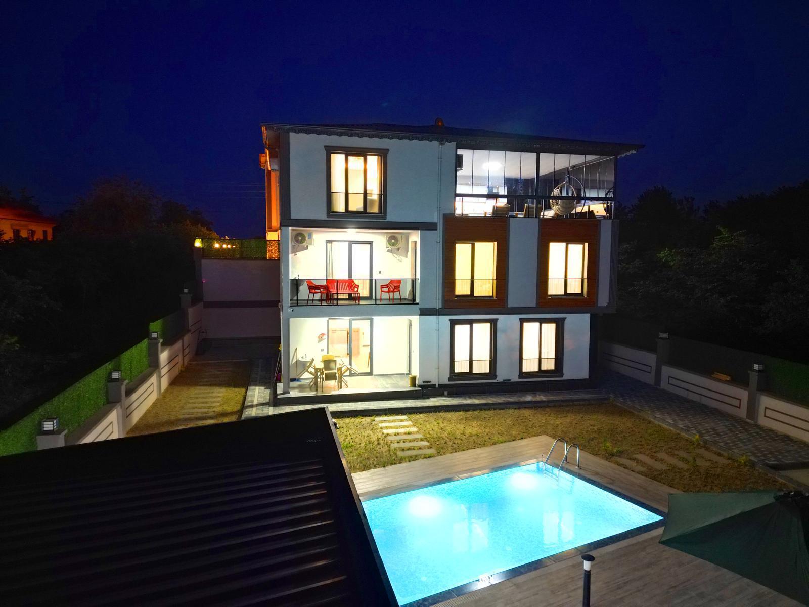 ARAKLI HÜRRİYET MAHALLESİNDE HAVUZLU LÜKS SATILIK VİLLALAR